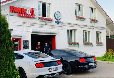 Техцентр «Колесо.69» в Твери: белое здание с вывеской и автомобили у входа